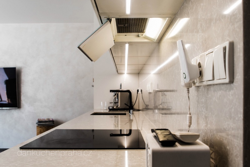 Reference / GRANADA: BÍLÝ LESK - LAK, DESKA - TECHNISTONE, 4,9m - foto Reference / GRANADA: BÍLÝ LESK - LAK, DESKA - TECHNISTONE, 4,9m - foto