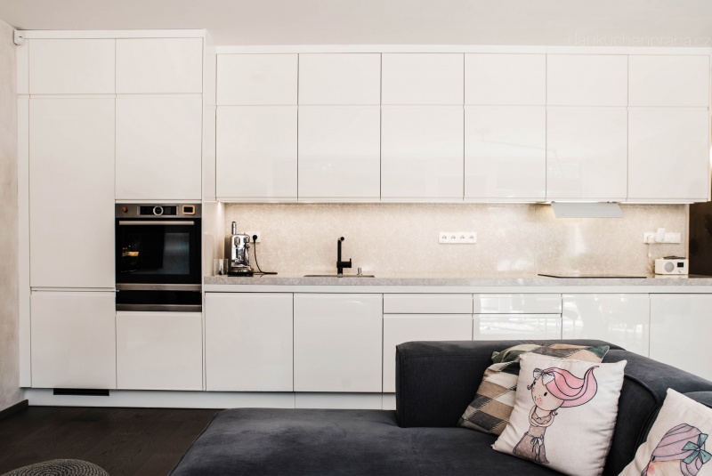 Reference / GRANADA: BÍLÝ LESK - LAK, DESKA - TECHNISTONE, 4,9m - foto Reference / GRANADA: BÍLÝ LESK - LAK, DESKA - TECHNISTONE, 4,9m - foto