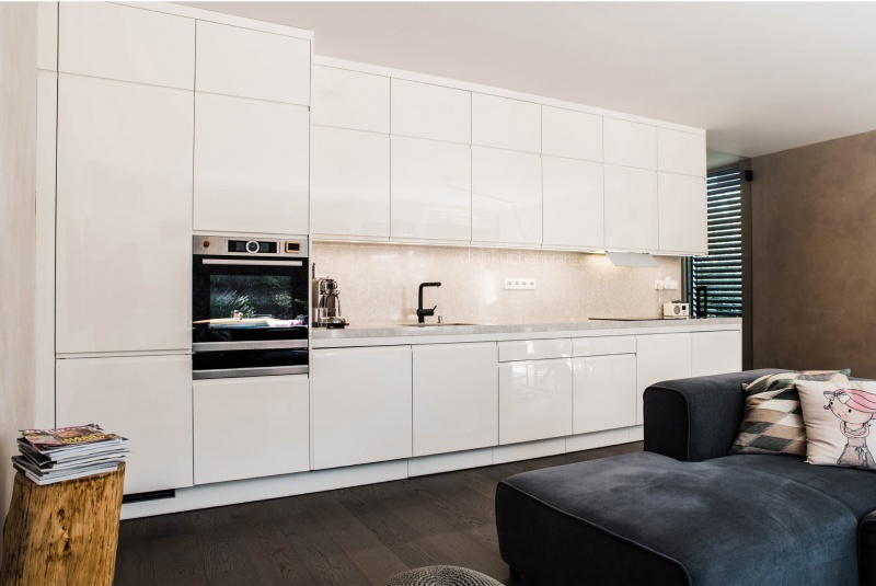 Reference / GRANADA: BÍLÝ LESK - LAK, DESKA - TECHNISTONE, 4,9m - foto Reference / GRANADA: BÍLÝ LESK - LAK, DESKA - TECHNISTONE, 4,9m - foto