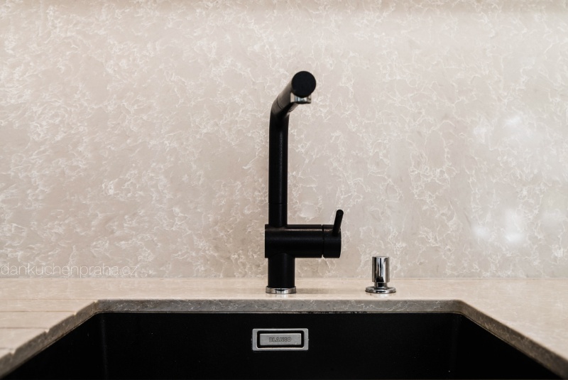 Reference / GRANADA: BÍLÝ LESK - LAK, DESKA - TECHNISTONE, 4,9m - foto Reference / GRANADA: BÍLÝ LESK - LAK, DESKA - TECHNISTONE, 4,9m - foto