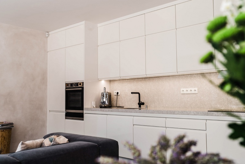 Reference / GRANADA: BÍLÝ LESK - LAK, DESKA - TECHNISTONE, 4,9m - foto Reference / GRANADA: BÍLÝ LESK - LAK, DESKA - TECHNISTONE, 4,9m - foto