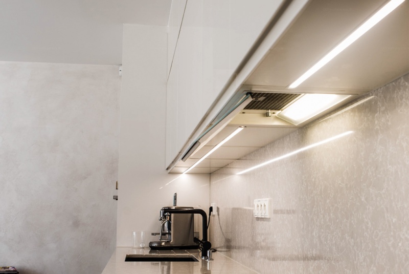 Reference / GRANADA: BÍLÝ LESK - LAK, DESKA - TECHNISTONE, 4,9m - foto Reference / GRANADA: BÍLÝ LESK - LAK, DESKA - TECHNISTONE, 4,9m - foto