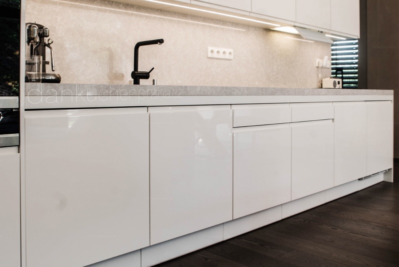 Reference / GRANADA: BÍLÝ LESK - LAK, DESKA - TECHNISTONE, 4,9m - foto Reference / GRANADA: BÍLÝ LESK - LAK, DESKA - TECHNISTONE, 4,9m - foto