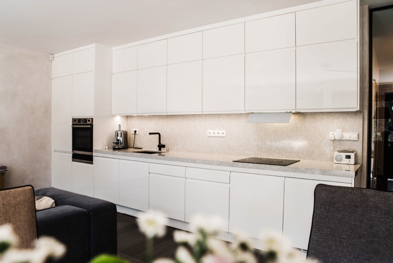 Reference / GRANADA: BÍLÝ LESK - LAK, DESKA - TECHNISTONE, 4,9m - foto Reference / GRANADA: BÍLÝ LESK - LAK, DESKA - TECHNISTONE, 4,9m - foto