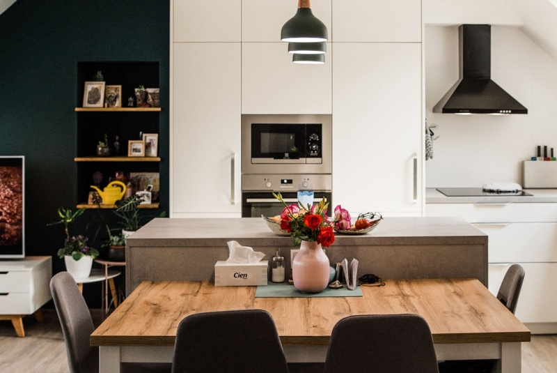Reference / Living - polarweiss lack, deska - beton, 10,1m - foto