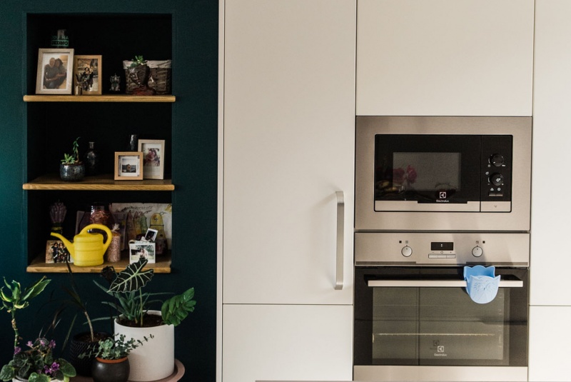 Reference / Living - polarweiss lack, deska - beton, 10,1m - foto