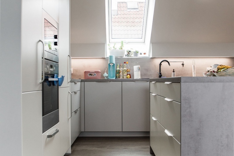 Reference / Living - polarweiss lack, deska - beton, 10,1m - foto