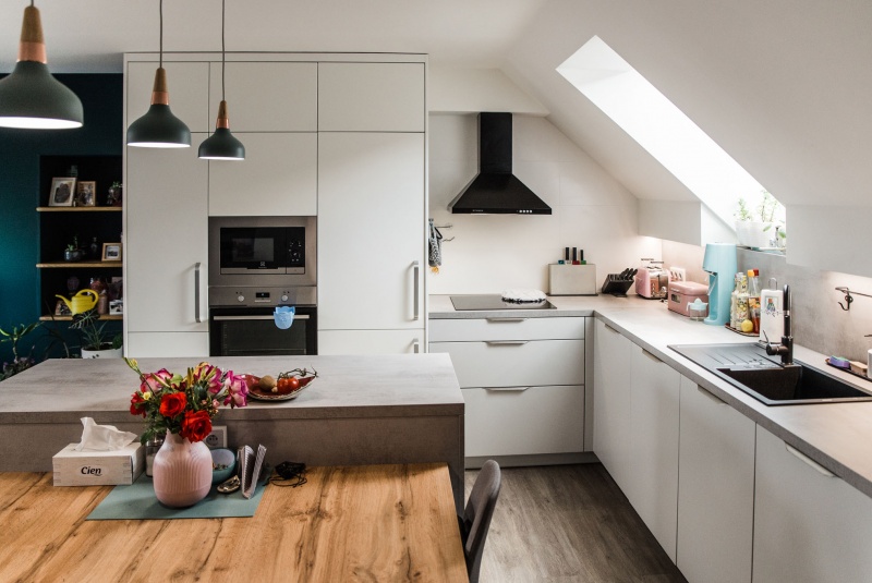 Reference / Living - polarweiss lack, deska - beton, 10,1m - foto