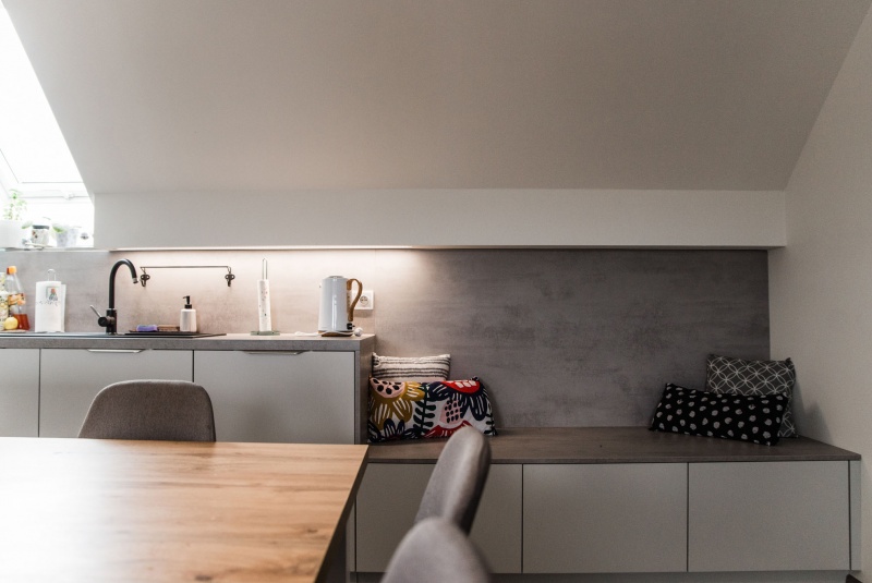 Reference / Living - polarweiss lack, deska - beton, 10,1m - foto