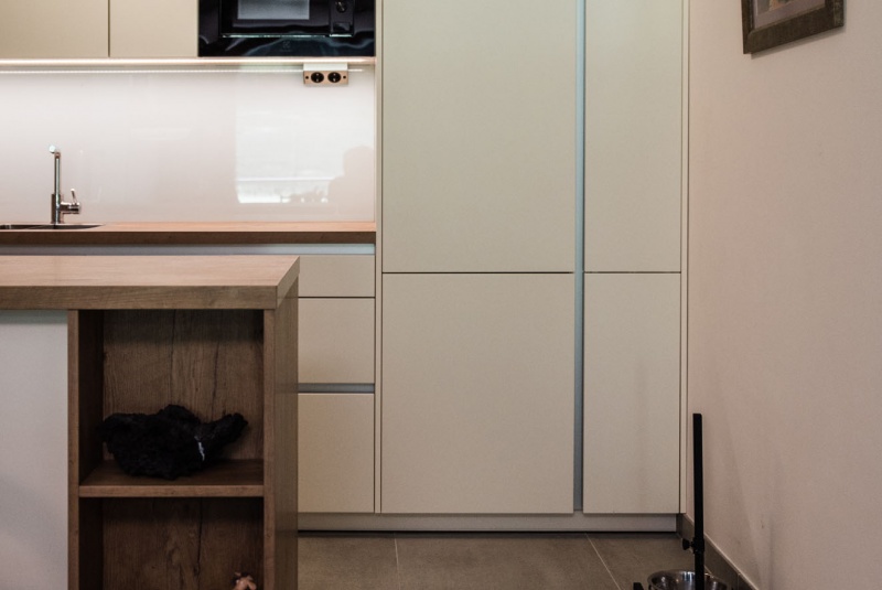 Reference / SILBERMOND: DAKARGELB MAT - LAK, DESKA - BURGUESA EICHE, 6m - foto Reference / SILBERMOND: DAKARGELB MAT - LAK, DESKA - BURGUESA EICHE, 6m - foto