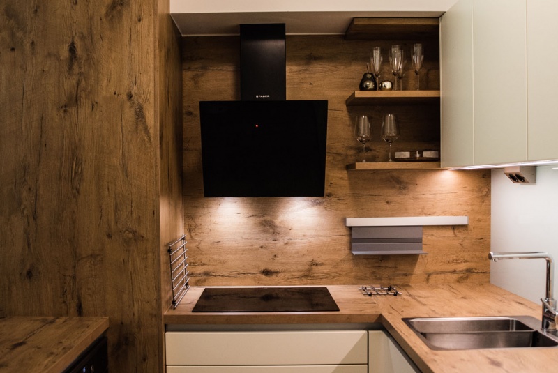 Reference / SILBERMOND: DAKARGELB MAT - LAK, DESKA - BURGUESA EICHE, 6m - foto Reference / SILBERMOND: DAKARGELB MAT - LAK, DESKA - BURGUESA EICHE, 6m - foto