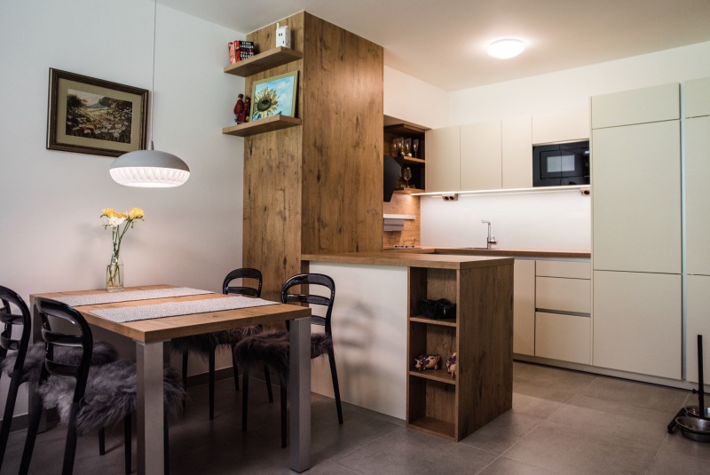 Reference / SILBERMOND: DAKARGELB MAT - LAK, DESKA - BURGUESA EICHE, 6m - foto Reference / SILBERMOND: DAKARGELB MAT - LAK, DESKA - BURGUESA EICHE, 6m - foto