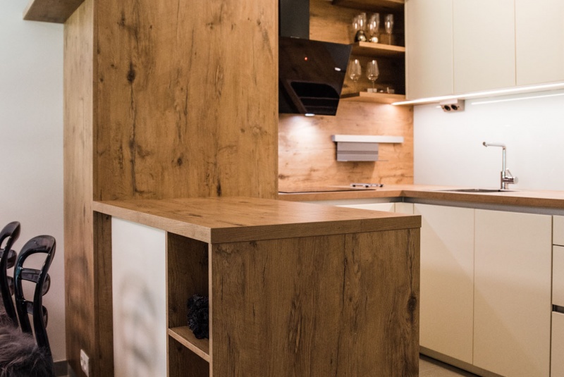 Reference / SILBERMOND: DAKARGELB MAT - LAK, DESKA - BURGUESA EICHE, 6m - foto Reference / SILBERMOND: DAKARGELB MAT - LAK, DESKA - BURGUESA EICHE, 6m - foto