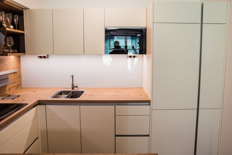 Reference / SILBERMOND: DAKARGELB MAT - LAK, DESKA - BURGUESA EICHE, 6m - foto Reference / SILBERMOND: DAKARGELB MAT - LAK, DESKA - BURGUESA EICHE, 6m - foto