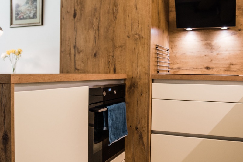 Reference / SILBERMOND: DAKARGELB MAT - LAK, DESKA - BURGUESA EICHE, 6m - foto Reference / SILBERMOND: DAKARGELB MAT - LAK, DESKA - BURGUESA EICHE, 6m - foto