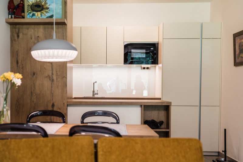 Reference / SILBERMOND: DAKARGELB MAT - LAK, DESKA - BURGUESA EICHE, 6m - foto Reference / SILBERMOND: DAKARGELB MAT - LAK, DESKA - BURGUESA EICHE, 6m - foto