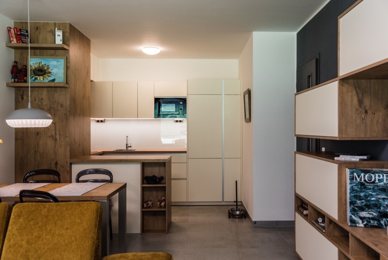 Reference / SILBERMOND: DAKARGELB MAT - LAK, DESKA - BURGUESA EICHE, 6m - foto Reference / SILBERMOND: DAKARGELB MAT - LAK, DESKA - BURGUESA EICHE, 6m - foto