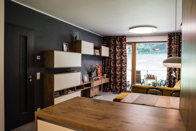 Reference / SILBERMOND: DAKARGELB MAT - LAK, DESKA - BURGUESA EICHE, 6m - foto Reference / SILBERMOND: DAKARGELB MAT - LAK, DESKA - BURGUESA EICHE, 6m - foto