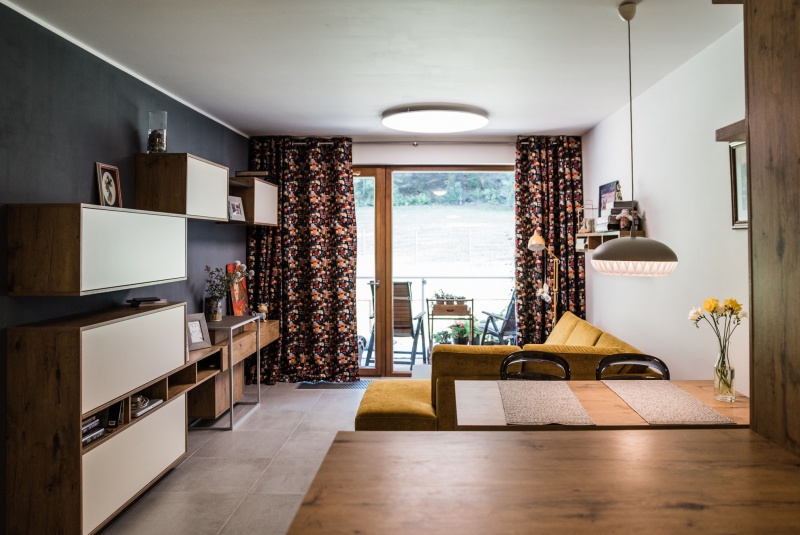 Reference / SILBERMOND: DAKARGELB MAT - LAK, DESKA - BURGUESA EICHE, 6m - foto Reference / SILBERMOND: DAKARGELB MAT - LAK, DESKA - BURGUESA EICHE, 6m - foto