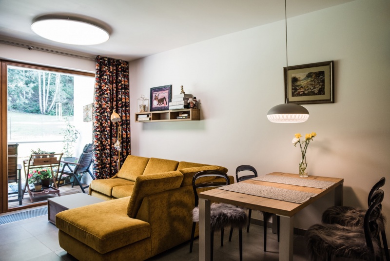 Reference / SILBERMOND: DAKARGELB MAT - LAK, DESKA - BURGUESA EICHE, 6m - foto Reference / SILBERMOND: DAKARGELB MAT - LAK, DESKA - BURGUESA EICHE, 6m - foto