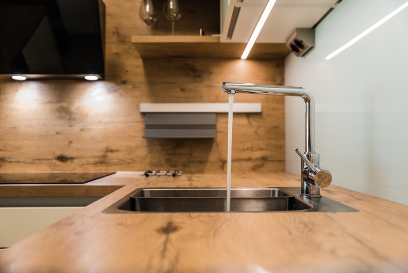 Reference / SILBERMOND: DAKARGELB MAT - LAK, DESKA - BURGUESA EICHE, 6m - foto Reference / SILBERMOND: DAKARGELB MAT - LAK, DESKA - BURGUESA EICHE, 6m - foto