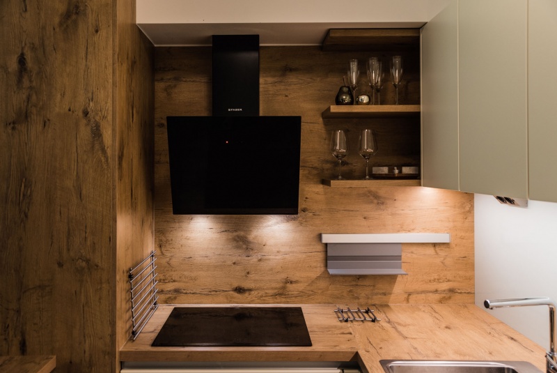 Reference / SILBERMOND: DAKARGELB MAT - LAK, DESKA - BURGUESA EICHE, 6m - foto Reference / SILBERMOND: DAKARGELB MAT - LAK, DESKA - BURGUESA EICHE, 6m - foto