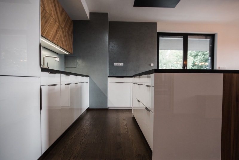 Reference / LIVING: BÍLÝ LESK - LAK, DESKA - SIRUS, 10,2m - foto