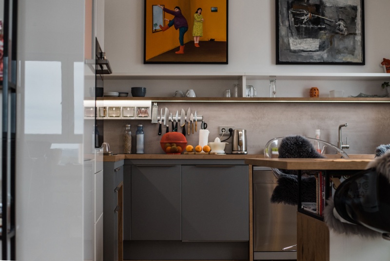 Reference / LIVING: BÍLÝ LESK - LAK, SCHIEFER MAT - LAK, DESKA - BURGUESA EICHE, 8,9m - foto Reference / LIVING: BÍLÝ LESK - LAK, SCHIEFER MAT - LAK, DESKA - BURGUESA EICHE, 8,9m - foto