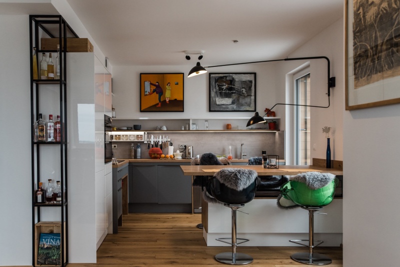 Reference / LIVING: BÍLÝ LESK - LAK, SCHIEFER MAT - LAK, DESKA - BURGUESA EICHE, 8,9m - foto Reference / LIVING: BÍLÝ LESK - LAK, SCHIEFER MAT - LAK, DESKA - BURGUESA EICHE, 8,9m - foto