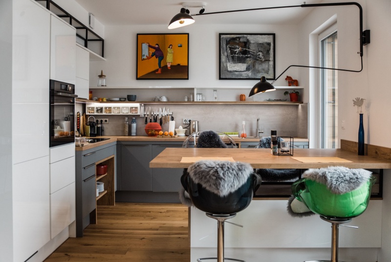 Reference / LIVING: BÍLÝ LESK - LAK, SCHIEFER MAT - LAK, DESKA - BURGUESA EICHE, 8,9m - foto Reference / LIVING: BÍLÝ LESK - LAK, SCHIEFER MAT - LAK, DESKA - BURGUESA EICHE, 8,9m - foto