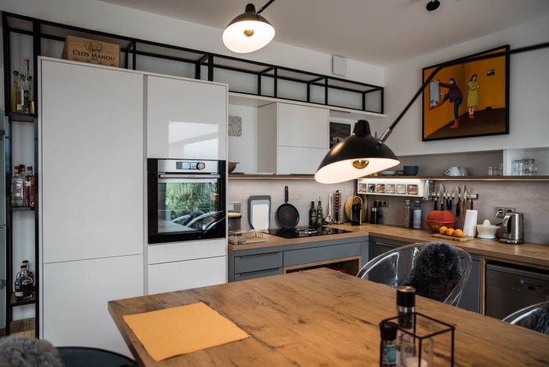 Reference / LIVING: BÍLÝ LESK - LAK, SCHIEFER MAT - LAK, DESKA - BURGUESA EICHE, 8,9m - foto Reference / LIVING: BÍLÝ LESK - LAK, SCHIEFER MAT - LAK, DESKA - BURGUESA EICHE, 8,9m - foto