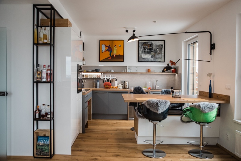 Reference / LIVING: BÍLÝ LESK - LAK, SCHIEFER MAT - LAK, DESKA - BURGUESA EICHE, 8,9m - foto