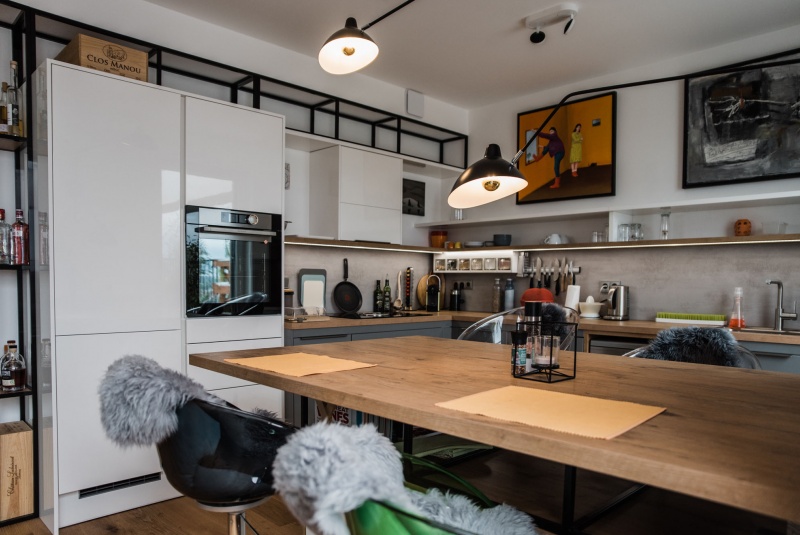 Reference / LIVING: BÍLÝ LESK - LAK, SCHIEFER MAT - LAK, DESKA - BURGUESA EICHE, 8,9m - foto Reference / LIVING: BÍLÝ LESK - LAK, SCHIEFER MAT - LAK, DESKA - BURGUESA EICHE, 8,9m - foto