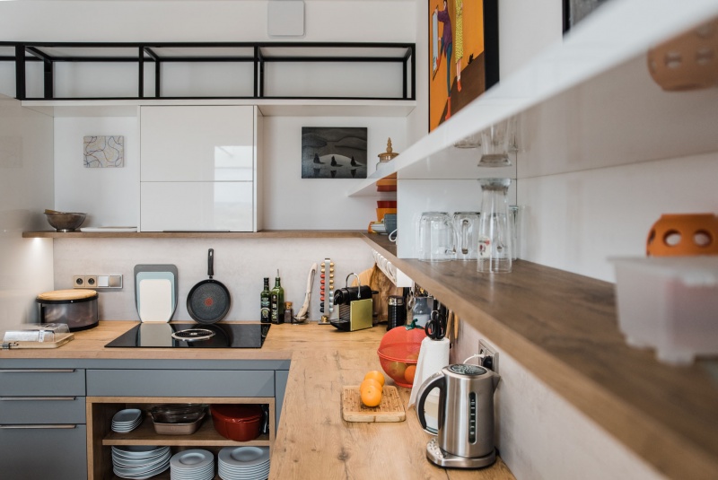 Reference / LIVING: BÍLÝ LESK - LAK, SCHIEFER MAT - LAK, DESKA - BURGUESA EICHE, 8,9m - foto Reference / LIVING: BÍLÝ LESK - LAK, SCHIEFER MAT - LAK, DESKA - BURGUESA EICHE, 8,9m - foto