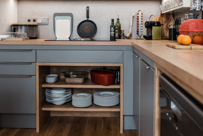 Reference / LIVING: BÍLÝ LESK - LAK, SCHIEFER MAT - LAK, DESKA - BURGUESA EICHE, 8,9m - foto Reference / LIVING: BÍLÝ LESK - LAK, SCHIEFER MAT - LAK, DESKA - BURGUESA EICHE, 8,9m - foto