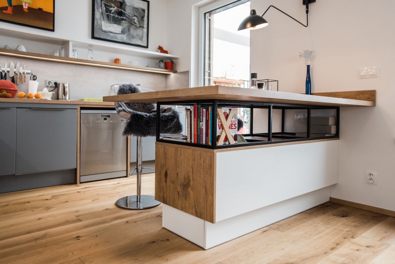 Reference / LIVING: BÍLÝ LESK - LAK, SCHIEFER MAT - LAK, DESKA - BURGUESA EICHE, 8,9m - foto Reference / LIVING: BÍLÝ LESK - LAK, SCHIEFER MAT - LAK, DESKA - BURGUESA EICHE, 8,9m - foto