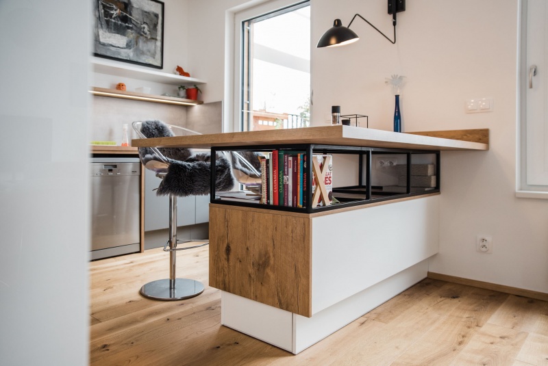 Reference / LIVING: BÍLÝ LESK - LAK, SCHIEFER MAT - LAK, DESKA - BURGUESA EICHE, 8,9m - foto Reference / LIVING: BÍLÝ LESK - LAK, SCHIEFER MAT - LAK, DESKA - BURGUESA EICHE, 8,9m - foto