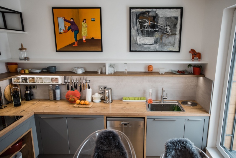 Reference / LIVING: BÍLÝ LESK - LAK, SCHIEFER MAT - LAK, DESKA - BURGUESA EICHE, 8,9m - foto Reference / LIVING: BÍLÝ LESK - LAK, SCHIEFER MAT - LAK, DESKA - BURGUESA EICHE, 8,9m - foto