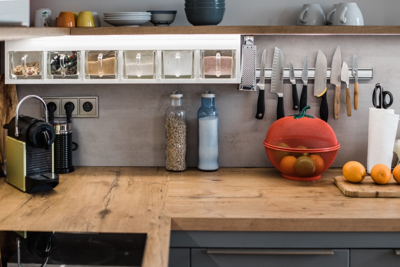 Reference / LIVING: BÍLÝ LESK - LAK, SCHIEFER MAT - LAK, DESKA - BURGUESA EICHE, 8,9m - foto Reference / LIVING: BÍLÝ LESK - LAK, SCHIEFER MAT - LAK, DESKA - BURGUESA EICHE, 8,9m - foto