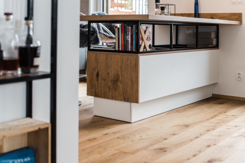 Reference / LIVING: BÍLÝ LESK - LAK, SCHIEFER MAT - LAK, DESKA - BURGUESA EICHE, 8,9m - foto Reference / LIVING: BÍLÝ LESK - LAK, SCHIEFER MAT - LAK, DESKA - BURGUESA EICHE, 8,9m - foto