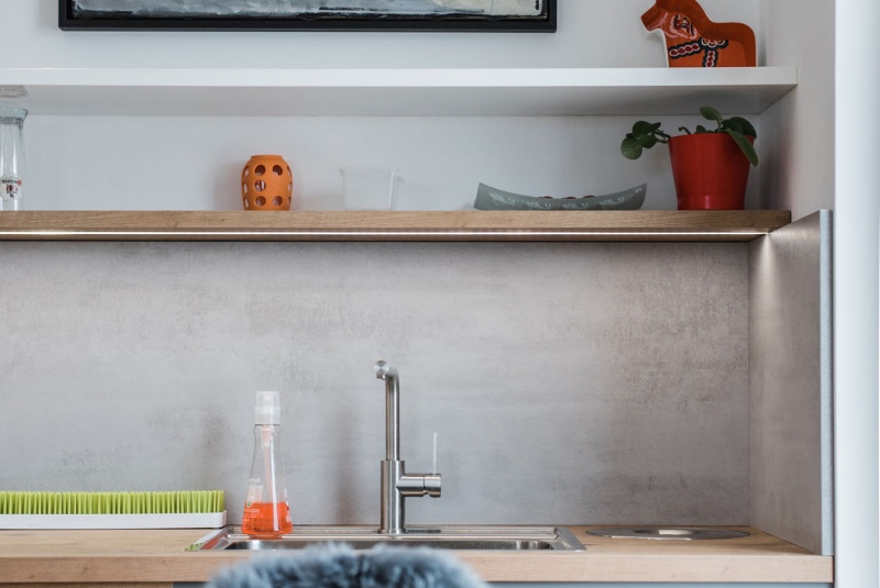 Reference / LIVING: BÍLÝ LESK - LAK, SCHIEFER MAT - LAK, DESKA - BURGUESA EICHE, 8,9m - foto Reference / LIVING: BÍLÝ LESK - LAK, SCHIEFER MAT - LAK, DESKA - BURGUESA EICHE, 8,9m - foto