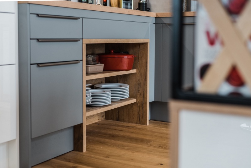 Reference / LIVING: BÍLÝ LESK - LAK, SCHIEFER MAT - LAK, DESKA - BURGUESA EICHE, 8,9m - foto Reference / LIVING: BÍLÝ LESK - LAK, SCHIEFER MAT - LAK, DESKA - BURGUESA EICHE, 8,9m - foto