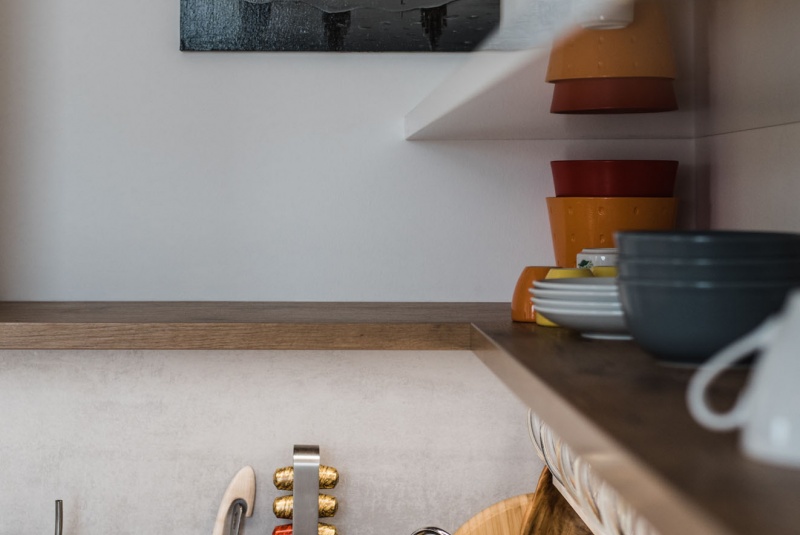 Reference / LIVING: BÍLÝ LESK - LAK, SCHIEFER MAT - LAK, DESKA - BURGUESA EICHE, 8,9m - foto Reference / LIVING: BÍLÝ LESK - LAK, SCHIEFER MAT - LAK, DESKA - BURGUESA EICHE, 8,9m - foto