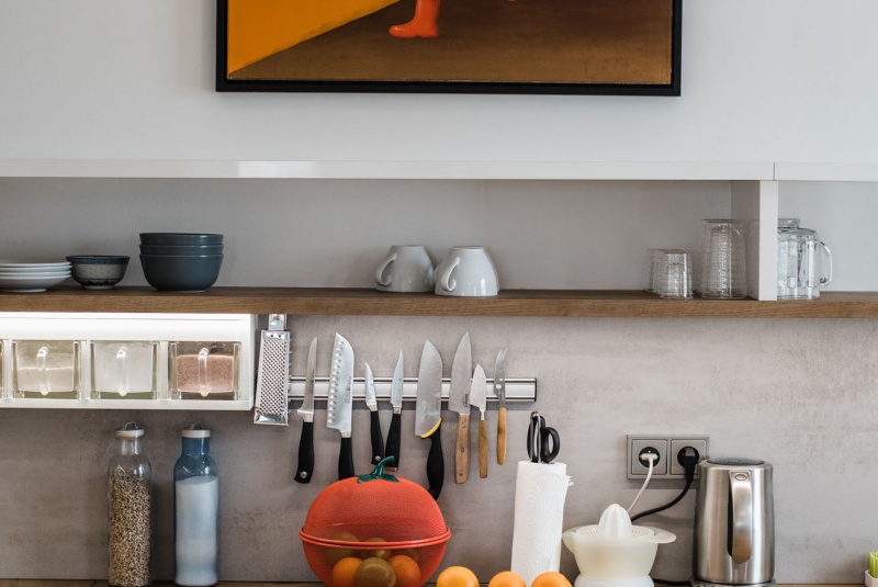 Reference / LIVING: BÍLÝ LESK - LAK, SCHIEFER MAT - LAK, DESKA - BURGUESA EICHE, 8,9m - foto Reference / LIVING: BÍLÝ LESK - LAK, SCHIEFER MAT - LAK, DESKA - BURGUESA EICHE, 8,9m - foto