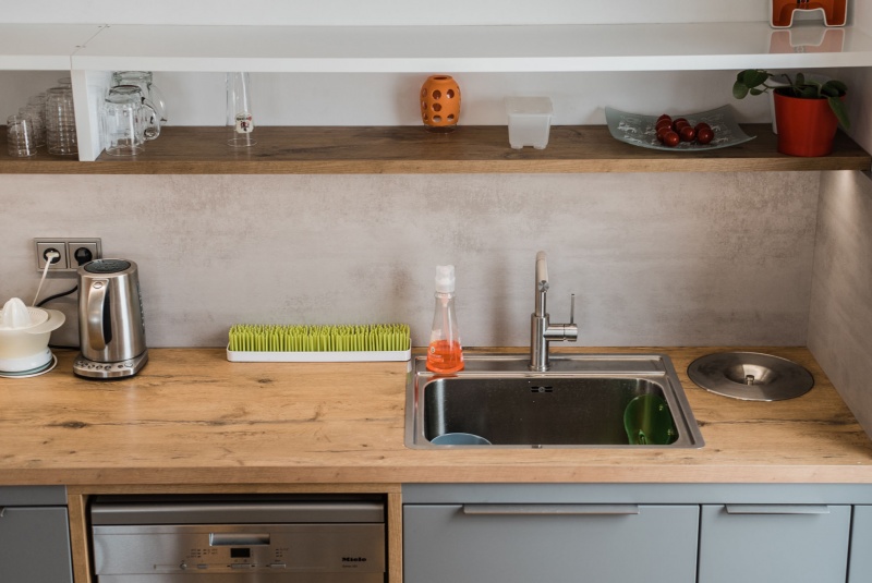 Reference / LIVING: BÍLÝ LESK - LAK, SCHIEFER MAT - LAK, DESKA - BURGUESA EICHE, 8,9m - foto Reference / LIVING: BÍLÝ LESK - LAK, SCHIEFER MAT - LAK, DESKA - BURGUESA EICHE, 8,9m - foto