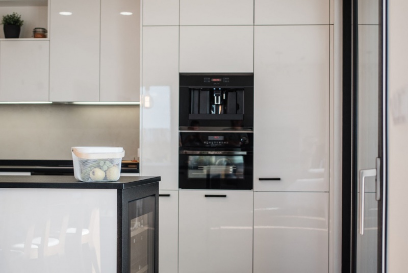 Reference / LACORTE: BÍLÝ LESK - LAK, DESKA - KÁMEN, 6,6m - foto Reference / LACORTE: BÍLÝ LESK - LAK, DESKA - KÁMEN, 6,6m - foto