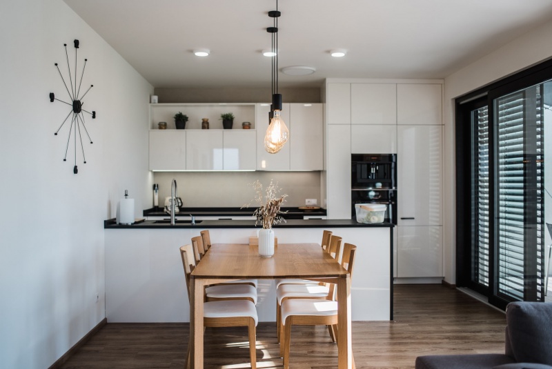 Reference / LACORTE: BÍLÝ LESK - LAK, DESKA - KÁMEN, 6,6m - foto Reference / LACORTE: BÍLÝ LESK - LAK, DESKA - KÁMEN, 6,6m - foto