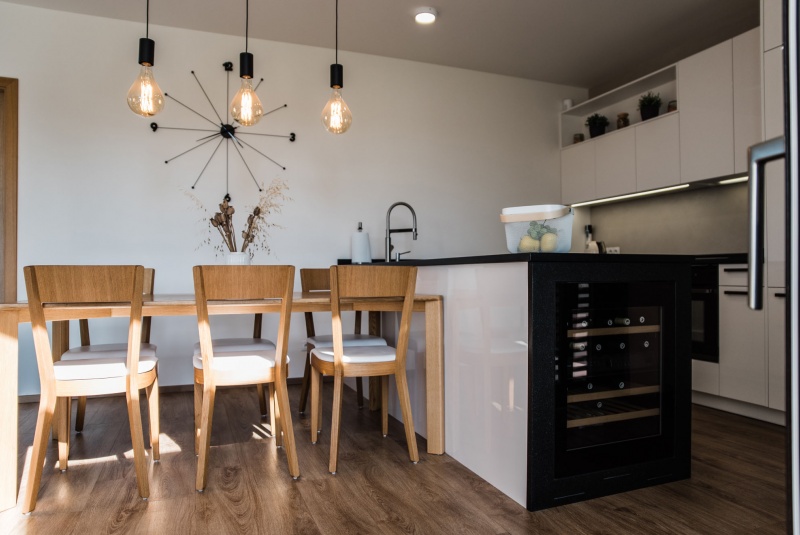 Reference / LACORTE: BÍLÝ LESK - LAK, DESKA - KÁMEN, 6,6m - foto Reference / LACORTE: BÍLÝ LESK - LAK, DESKA - KÁMEN, 6,6m - foto