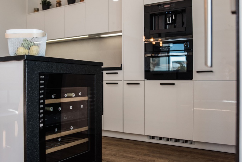 Reference / LACORTE: BÍLÝ LESK - LAK, DESKA - KÁMEN, 6,6m - foto Reference / LACORTE: BÍLÝ LESK - LAK, DESKA - KÁMEN, 6,6m - foto