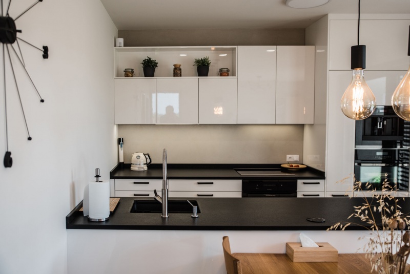 Reference / LACORTE: BÍLÝ LESK - LAK, DESKA - KÁMEN, 6,6m - foto Reference / LACORTE: BÍLÝ LESK - LAK, DESKA - KÁMEN, 6,6m - foto